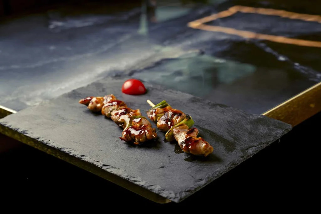 pincho de pollo sushi nikkei