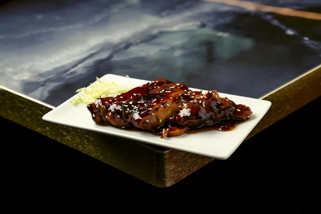 pollo caramelizado con soja sushi nikkei