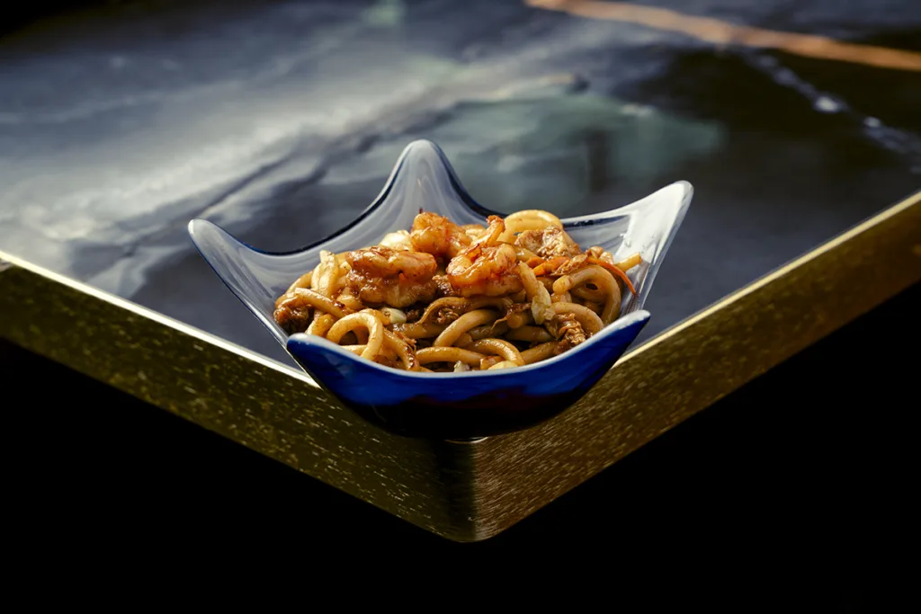 udon salteado sushi nikkei